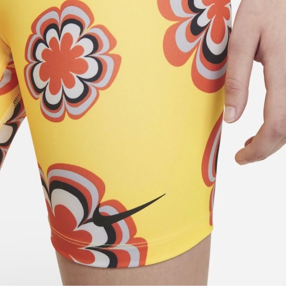 Nike One Women's 7" Shorts (Citron
Pulse) size XS - Picture 4 of 7